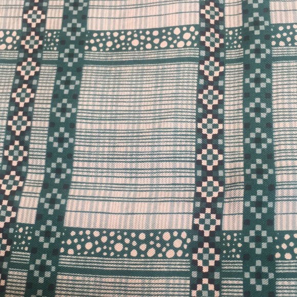 Desco Silk Hand Rolled and Stitched Square Made in Japan - Picture 4 of 7